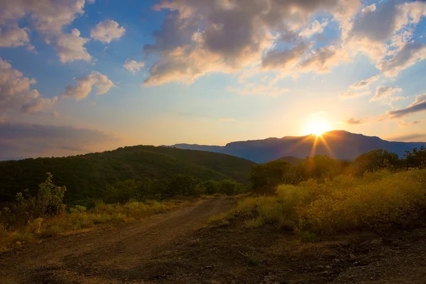 Crimea nascer do sol nas montanhas — Fotografia de Stock