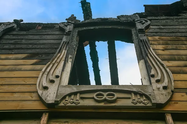 Fassade des abgebrannten Holzhauses — Stockfoto