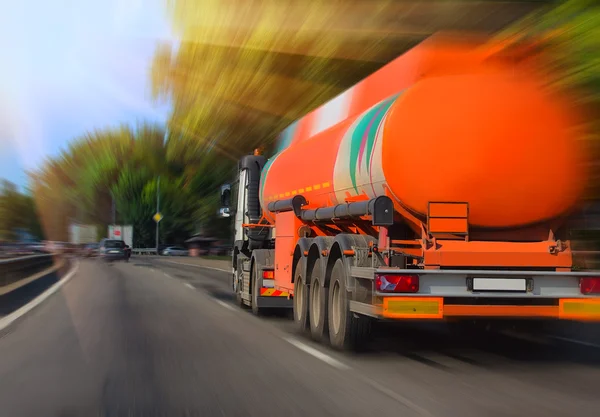 Camião tanque de gasolina vai na estrada — Fotografia de Stock