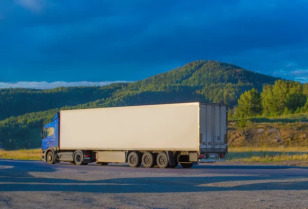 Lastbil går i bergen på motorvägen — Stockfoto