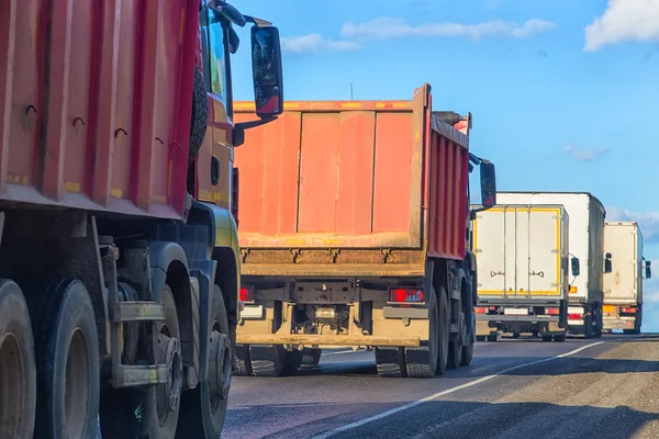 Kamiony a náklaďáky jet na dálnici — Stock fotografie