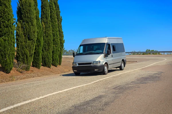 Minibuss går på fjällvägen — Stockfoto