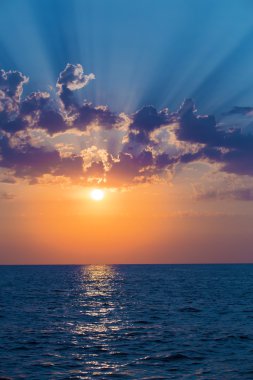 Denizde güzel bir gün batımı