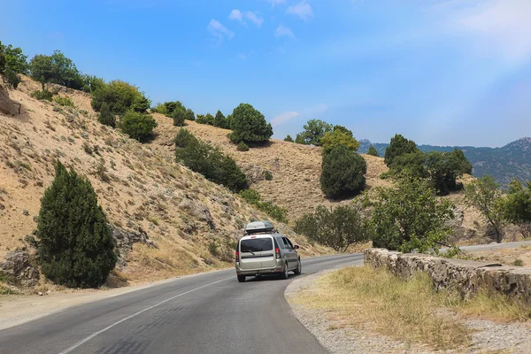 Mobil bergerak sepanjang jalan gunung di Krimea — Stok Foto