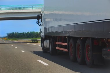 kamyon bir sonuç üzerinde gider