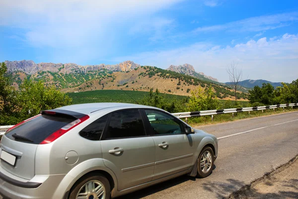 Car moves on mountainous highway — Stock Photo, Image
