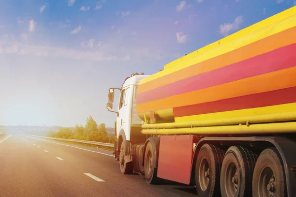 Plyn cisternový nákladní vůz jede na dálnici — Stock fotografie