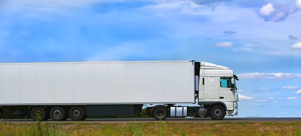 Truck transports freight on highway — Stock Photo, Image