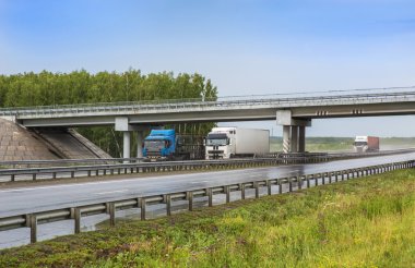 otoyol yağmur için römorklar devam