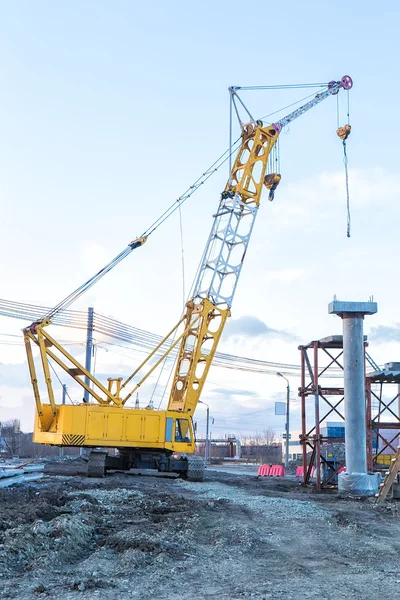 Jeřáb na výstavbu nového mostu — Stock fotografie