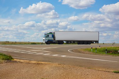 Beyaz kamyon karayolu üzerinde gider
