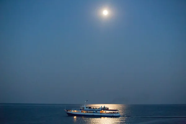 Navire dans la mer Noire à la nuit du clair de lune — Photo