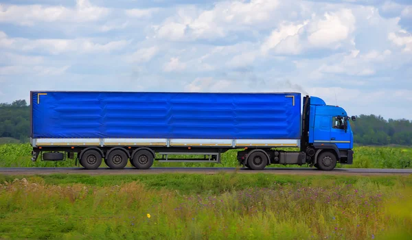 Lastbil går på motorväg — Stockfoto