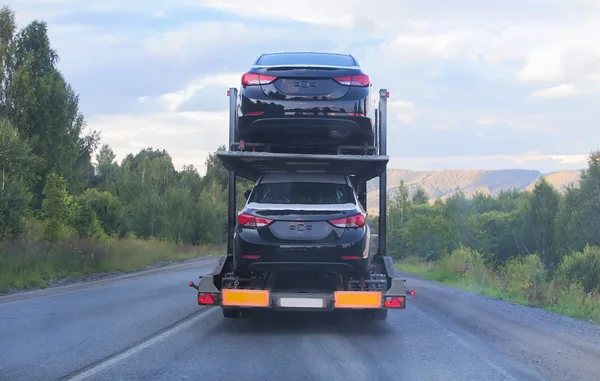 Vervoer van auto 's op opleggers — Stockfoto