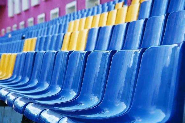 Sedie di plastica allo stadio — Foto Stock