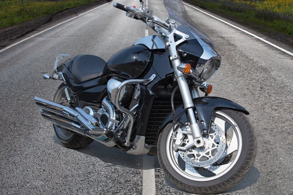 Motocicleta preta na estrada no país — Fotografia de Stock