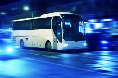 gece şehirde otobüs taşır