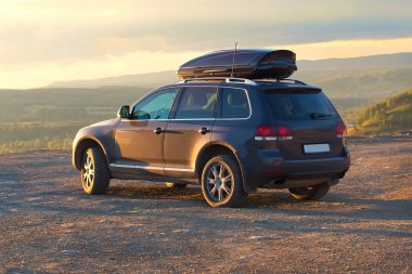 engebeli arazide Suv gezisi