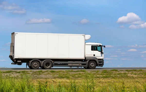 Lastbil transporter frakt på motorväg — Stockfoto