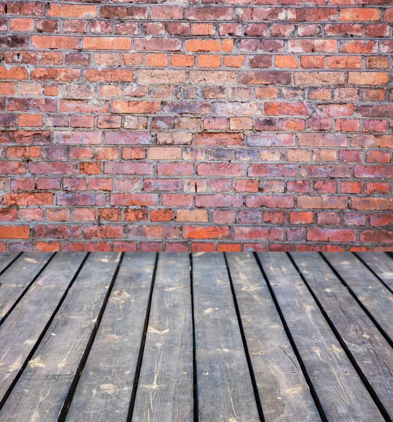 Bakstenen muur en houten vloer — Stockfoto