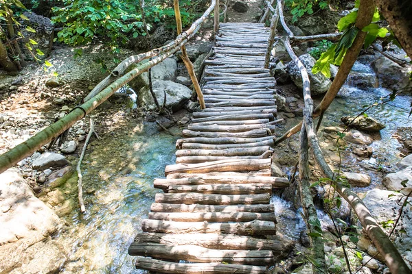 Старий дерев'яний міст через потік — стокове фото