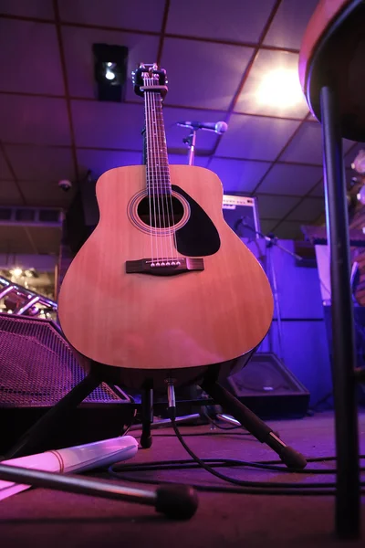 Guitarra e microfone em uma cena de boate — Fotografia de Stock