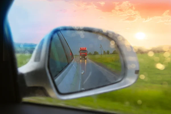 Reflexión de camión en espejo de coche — Foto de Stock