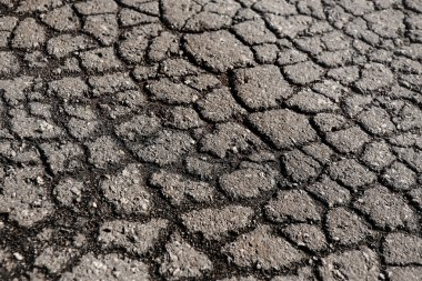 eski asphalted yolu üzerinde çatlaklar