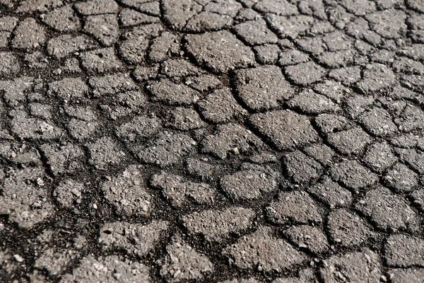 Risse auf der alten Asphaltstraße — Stockfoto