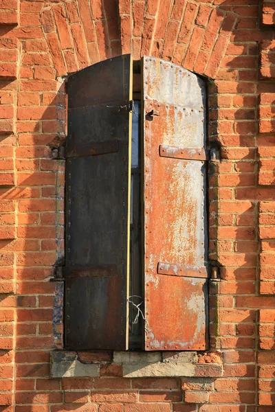 Alte Ziegelmauer mit Fenster — Stockfoto