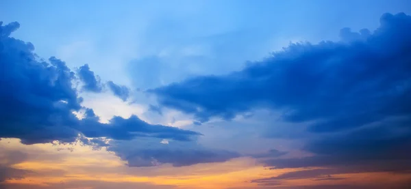 Prachtige heldere zonsondergang — Stockfoto