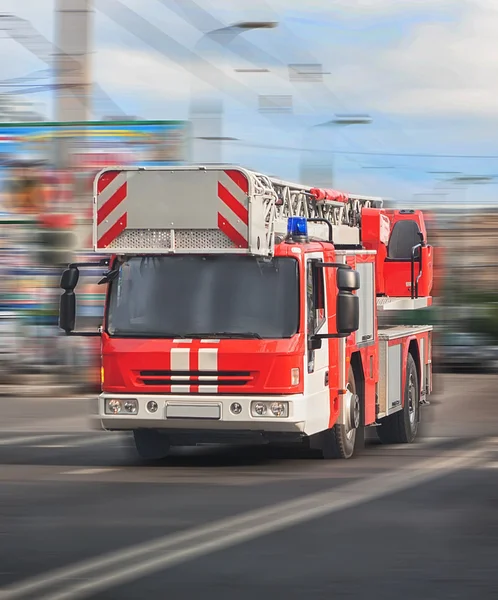 Caminhão de bombeiros vai para a cidade — Fotografia de Stock