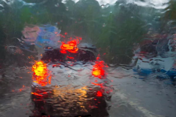 bir araba ön cam arkasında ağır yağmur