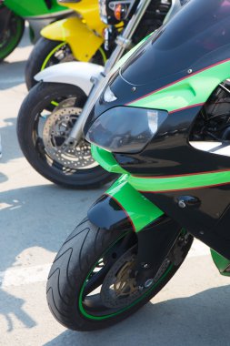 motosiklet üzerinde park