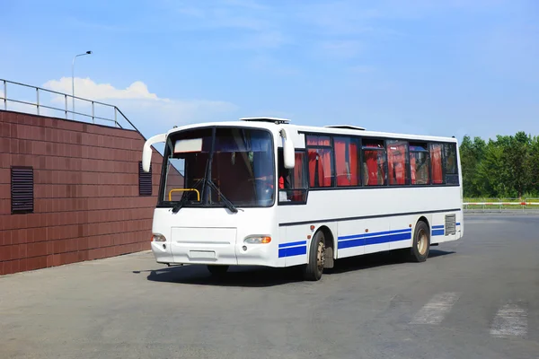 Autobús turístico en la estación de autobuses — Foto de Stock
