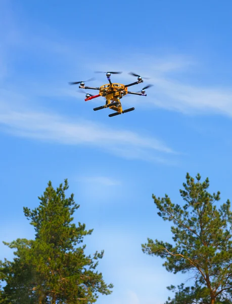 Copter flying in the sky — Stock Photo, Image