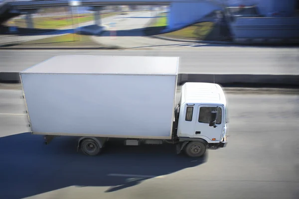 LKW fährt auf Stadtstraße — Stockfoto