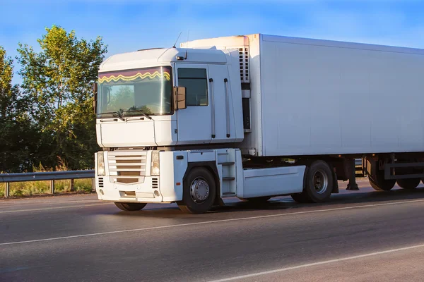 LKW fährt auf Autobahn — Stockfoto