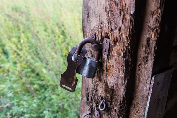 깨진된 자물쇠를 가진 오래 된 문 슬립 — 스톡 사진