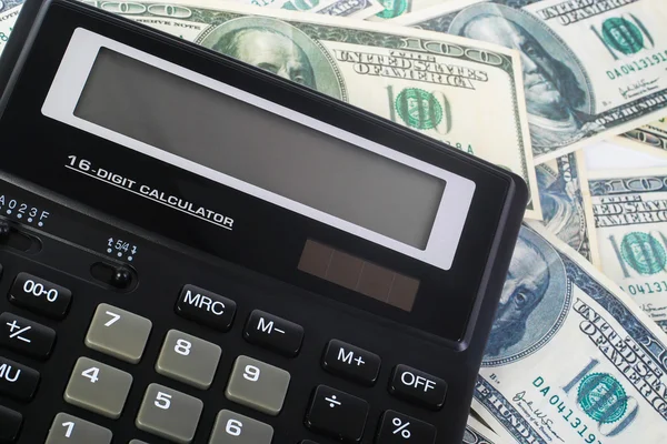 Calculator op honderd dollar bankbiljetten — Stockfoto