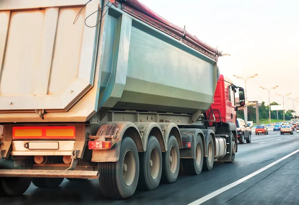 Camión volquete va por carretera — Foto de Stock