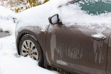 Kışın kar altında araba