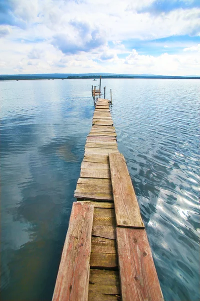 Wooden planked footway over the lake — Stock Photo, Image