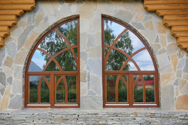 Zwei Bogenfenster in einer Steinmauer — Stockfoto