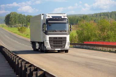 otoyolda kamyon gidiyor