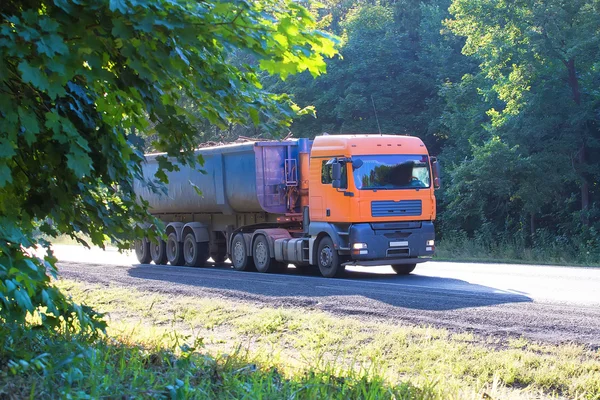 Damperli kamyon ülke karayolu üzerinde gider — Stok fotoğraf
