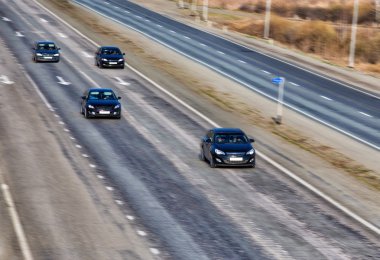 ülkede karayolu üzerinde arabalar gitmek