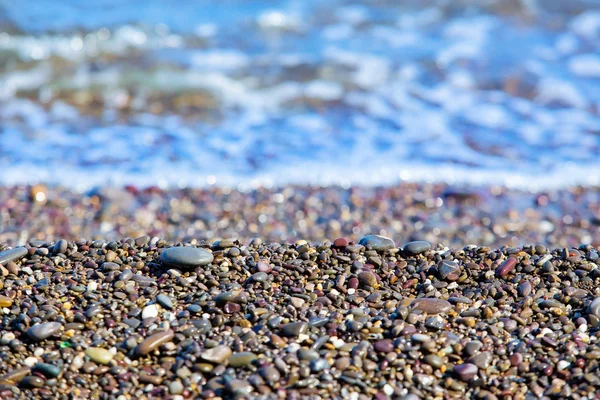 Gladde kiezelsteen onder water — Stockfoto