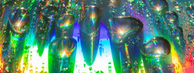 renkli arka plan üzerinde su damlaları