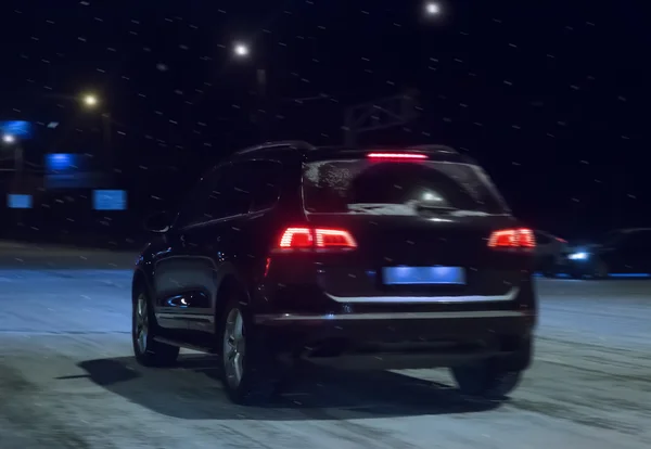 Coche va por la calle en la noche de invierno —  Fotos de Stock